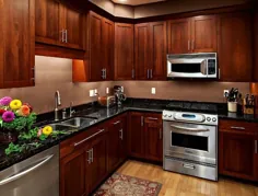 کابینت های خیره کننده چوب گیلاس برای تغییر شکل آشپزخانه شگفت انگیز