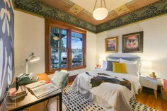 اتاق خواب شیک پر از نور ، سقف و حاشیه های کاغذ دیواری زیبا و نور آویز
