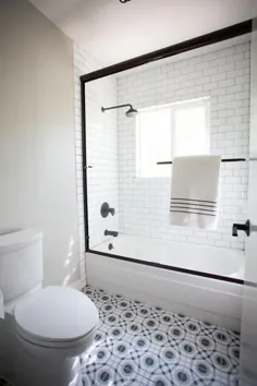 حمام سیاه و سفید با کاشی کف طرح دار و دوش درب شیشه ای کاشی مترو