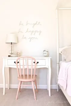 یک اتاق کوچک و شیرین و ساده
