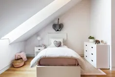 اتاق خواب سفید معاصر در اتاق زیر شیروانی با رنگ صورتی پاستلی که به مخلوط پرتاب شده است - Decoist