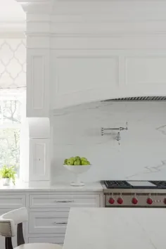هود سفید چوبی منحنی با پر کننده گلدان - انتقالی - آشپزخانه