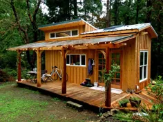 خانه کوچک ساخته شده توسط معلم یوگا یک پناهگاه گرم و جنگل است