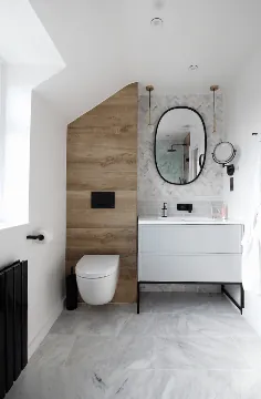 حمام مرمر و چوبی مدرن با لهجه های سیاه