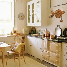 آشپزخانه کشور با واحدهای کرم ، میز چوبی و کف سنگ |  خانه ایده آل