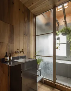 حمامی دو اتاقه به سبک ژاپنی که مملو از گیاهان معلق است