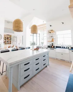 سرنا و لیلی در اینستاگرام: "ما عاشق روشی هستیم کهdesignlovesdetail آویز سانتا باربارا را در این آشپزخانه روشن و مطبوع مدل داده است.  #serenaandlily #kitchendesign ”