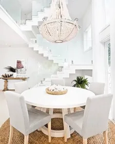 کریستین |  Hamptons Style Home در اینستاگرام: "ما فقط این میز ناهار خوری را به همراه صندلی های غذاخوری متقابل سفید ازfreedom_australia برای خانه جدید خود خریداری کردیم ؟؟  فقط یک نفر دیگر ... "