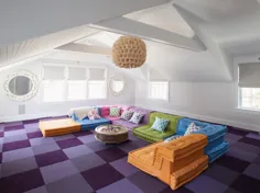 فرش مقطعی و بنفش چند رنگ در یک اتاق رسانه جالب زیر شیروانی