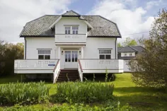 خانه چوبی سفید با سقف نیمه شیبدار