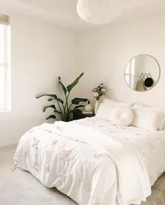 minimalistisches Schlafzimmer؛  alles weiß mit Pflanzen und Goldakzenten - Wohnung ideen