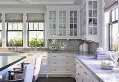 آشپزخانه زیبای سفید و خاکستری همراه با کابینت های جلوی سرخ