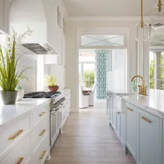 آشپزخانه سفید با جزیره آبی - انتقالی - آشپزخانه
