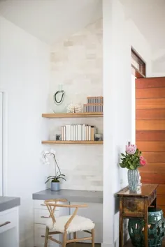 گوشه آشپزخانه با میز و قفسه های کتاب - انتقالی - آشپزخانه