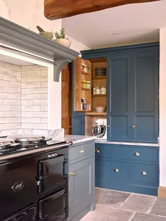کابینت شربت خانه یا کمد چوبی ، دست ساز و رنگ آمیزی شده با رنگ آبی Stiffkey از Farrow & Ball.