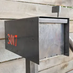 صندوق پستی مدرن استیل - صندوق پستی آدرس فلزی با شماره های شخصی شده - نامه جعبه نامه - بدون پست / براق در فضای باز سفید