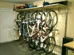 چند پایه دوچرخه در داخل خانه