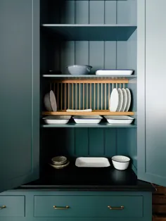 یک قفسه صفحه ای قفسه های باز آشپزخانه شما را به سطح بعدی می رساند
