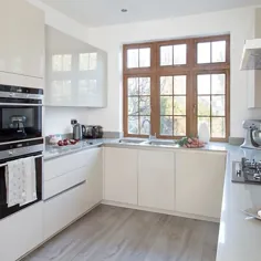 آشپزخانه مدرن خاکستری با کابینت بدون دسته و اسپلش بک صورتی |  خانه ایده آل