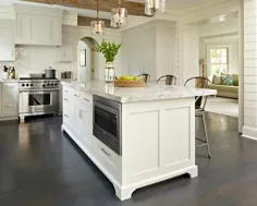 کابینت آشپزخانه خاکستری با آویزهای سفید جزیره ای و طنابی و شیشه ای بذر - انتقالی - آشپزخانه