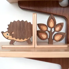 Wooden Hedgehog Baby Bookend: مهد کودک جنگل حیوانات Woodland |  اتسی