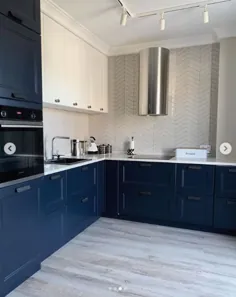 آشپزخانه مدرن آبی و سفید - کاشی های تزئینی Equipe ، مجموعه Chevron و کاشی های چوبی Imola.