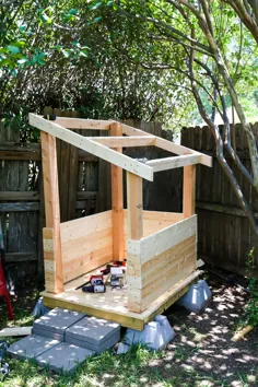 DIY Playhouse: نحوه ساخت یک خانه حیاط خلوت برای کودک نوپای خود