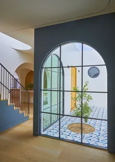 این خانه مدرن اسپانیایی در لس آنجلس همه چیز درباره حمام ها (و طاق نماها و استخر ...) است - دید ناشناخته