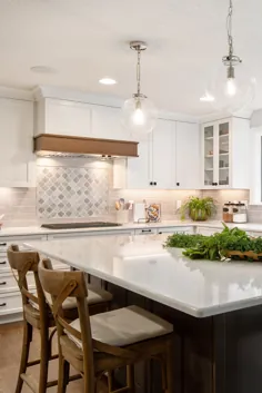 آشپزخانه سفید با هود اصلاح شده چوبی
