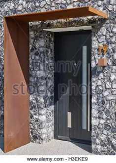 عکس عکس - ورودی خانه.  جبهه جلو با سنگ چخماق و فولاد زنگ زده قشر.  House 19 ، Old Amersham ، انگلستان.  معمار: Jestico + Whiles ، 2016