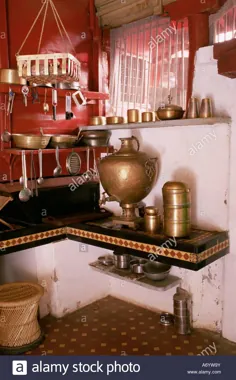 عکس - منطقه آشپزخانه با ظروف پخت و پز برنجی سنتی و سماور در احداث خانه سنتی پل احمد آباد گجرات در