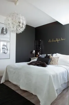 Eleganz im Schlafzimmer dieses norwegischen Hauses.  Die tiefschwarze Akzentwand، - Einrichtungs ideen