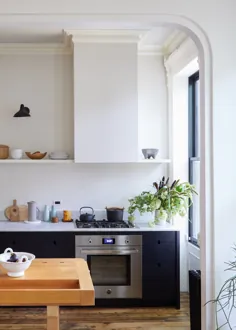 آشپزخانه ساده و ساده بروکلین با کابینت های مشکی توسط معمار جس توماس