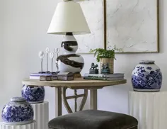 گوشه ای با رنگ سفید با چهارپایه مخملی ، سه میز سنگی سفید و میز لهجه مرکزی با منحنی