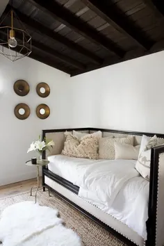 کرم و تختخواب سیاه با بالشهای پتو عروسی مراکشی - انتقالی - اتاق خواب