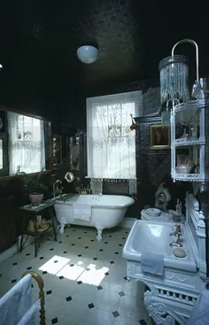 حمام رولت سفید و کاشی کف سرامیکی سفید + سفید در حمام ویکتوریا با کاغذ دیواری آناگلیپتای مشکی