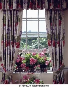 نمای نزدیک پرده های گلدار روی پنجره ارسی با گل شمعدانی صورتی در گلدان های موجود در پنجره Stock Photo â € «2019 - پرده های دی