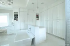 حمام مستر روشن و پر زرق و برق با کمد های دیواری - Cabinets.com