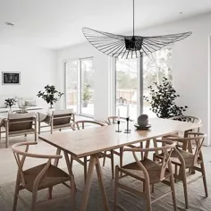 لوستر سرگیجه طراحی داخلی برای یک اتاق غذاخوری مینیمالیست قهوه ای روشن با صندلی های استخوان استخوان