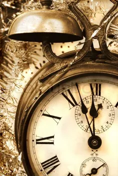 زنگ ساعت قدیمی قدیمی در کمد شیشه ای ... |  تصویر سهام |  رنگ آمیزی