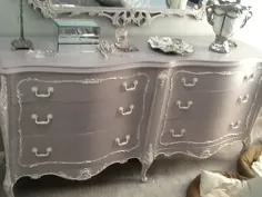 دکور اتاق خواب رویایی با مبلمان نقاشی شده با گچ خاکستری