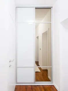 درهای کمد کشویی در براق سفید ، شیشه سفید و مات سفید.
