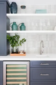 کابینت های میله ای آبی با قفسه های شناور سفید روی سینک ظرفشویی - انتقالی - اتاق ناهارخوری