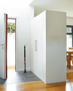 25 تقسیم کننده اتاق با قفسه هایی که باعث بهبود طراحی داخلی باز و به حداکثر رساندن فضاهای کوچک می شوند