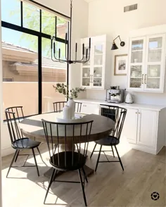 #LTKhome در اینستاگرام: "اینجا دوباره ازelpetersondesign ، مجاور آشپزخانه ما یکی از فضاهای مورد علاقه من در خانه است.  گوشه صبحانه / انبار شربت خانه ما ... "