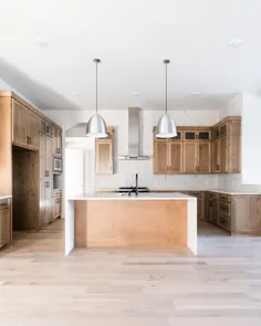 آشپزخانه مدرن به سبک طبیعی با آبشار سفید جزیره کوارتز ، کابینت های شیشه ای رنگ آمیزی