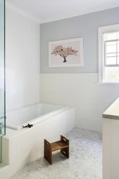 حمام پسرانه سفید و خاکستری با کاشی های شش ضلعی مرمر - انتقالی - حمام