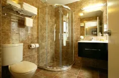 حمام های کاشی کاری شده از مرمر ما کاملاً مجهز هستند - تصویر Quality Suites Alexander Inn، Epsom - Tripadvisor