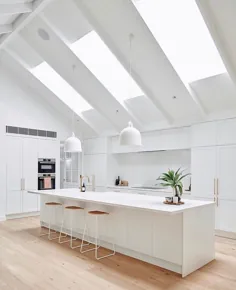 Style Sourcebook - Mood Board در اینستاگرام: "سقف های طاقدار بلند با نورگیرهای داخلی ، نور طبیعی زیبایی را در این آشپزخانه چشمگیر Mount Martha توسط @ bd_building_design ایجاد می کنند ..."