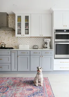 آشپزخانه خاکستری و سفید مدرن با کاغذ دیواری و دو کابینت رنگی